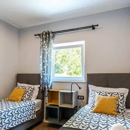 Beautiful Gallova With Heated Pool Villa