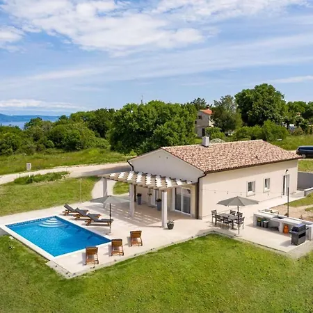 Beautiful Gallova With Heated Pool Villa