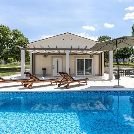 Villa Beautiful Gallova With Heated Pool
